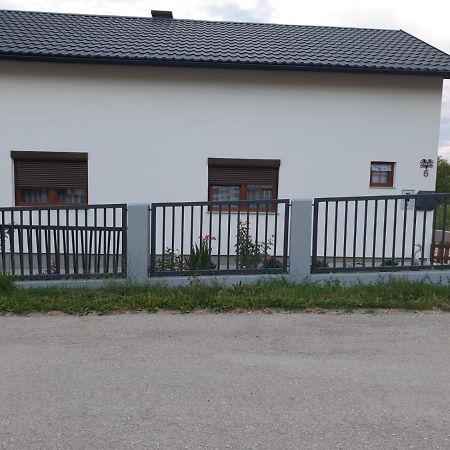 Apartman Filip Udbina Exterior photo